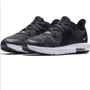 🔥Nike Air Max Sequent 3 GS  Sz 2y black/ white 🔥
